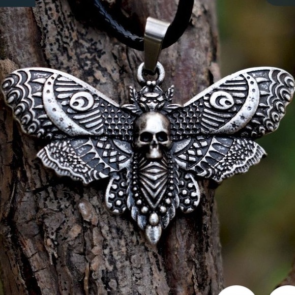 New skull moth pendant necklace - Picture 1 of 4